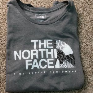 North Face t-shirt// Szie: Medium